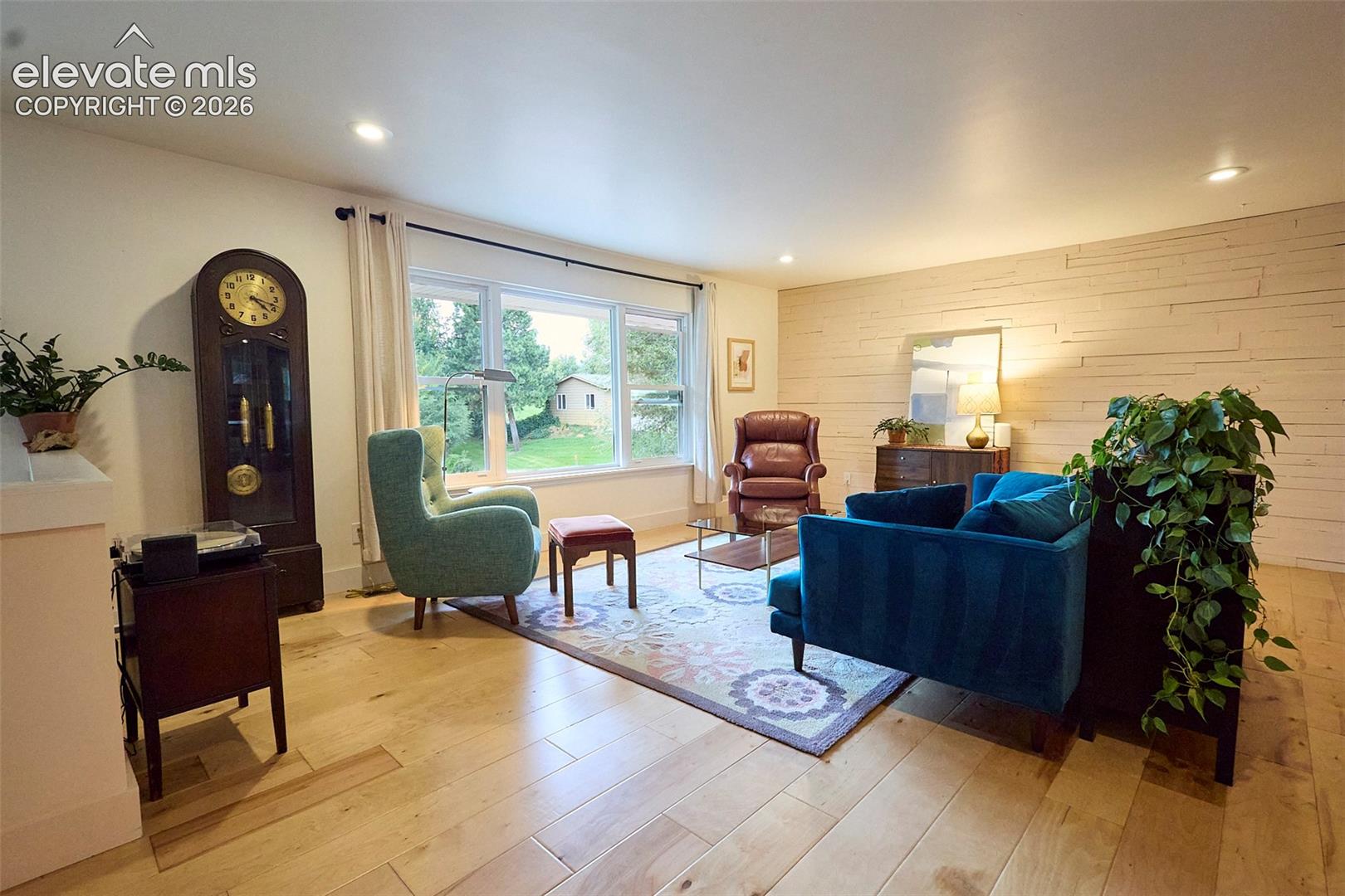 Listing photo 6 for 6827 Rosewood Drive