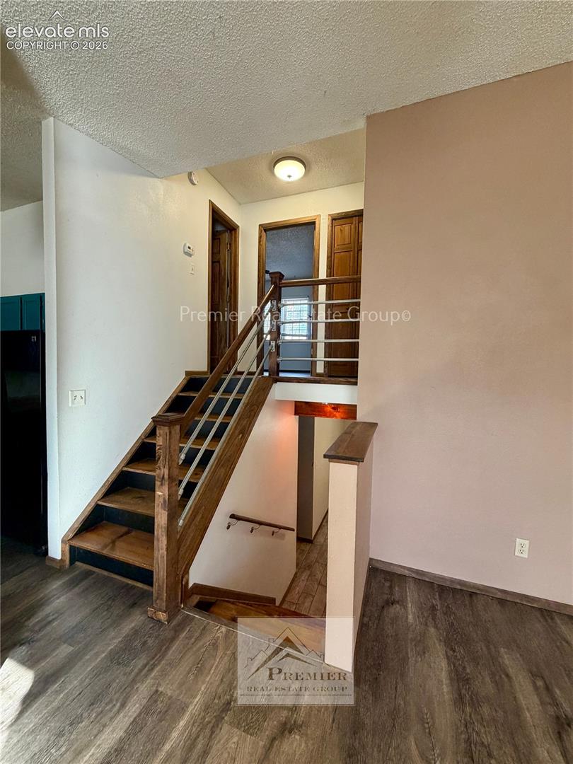 1055 Table Top Terrace, photo 11