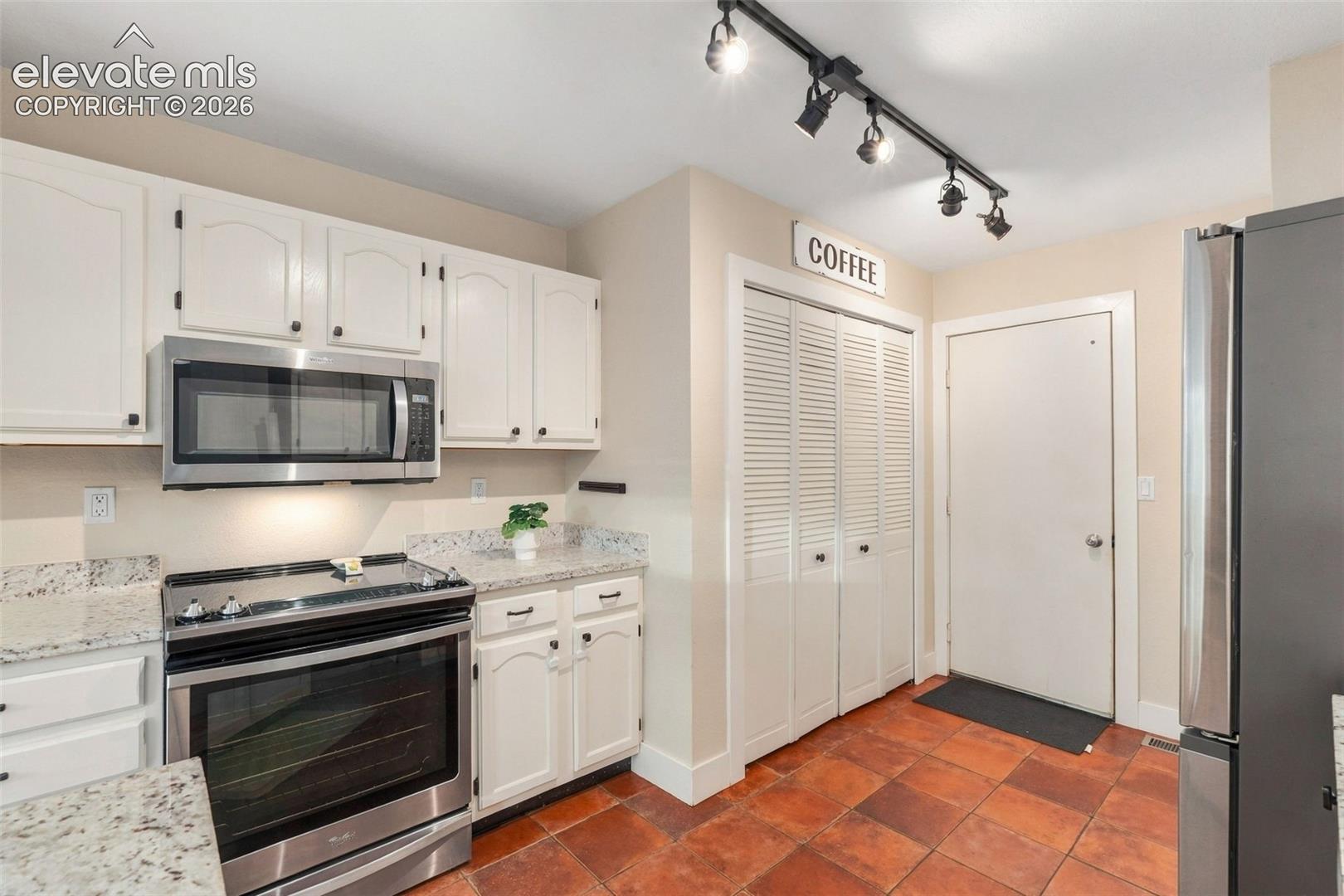 Listing photo 21 for 271 N Holcomb Circle