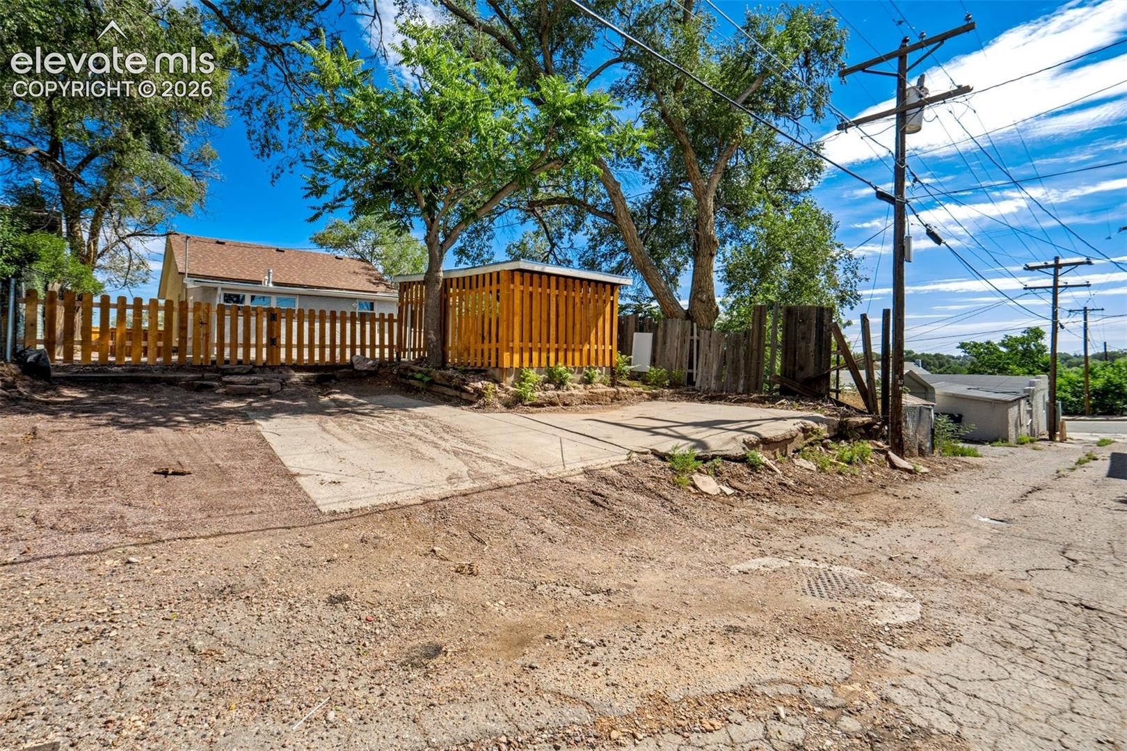 Listing photo 27 for 316 E 2nd Street