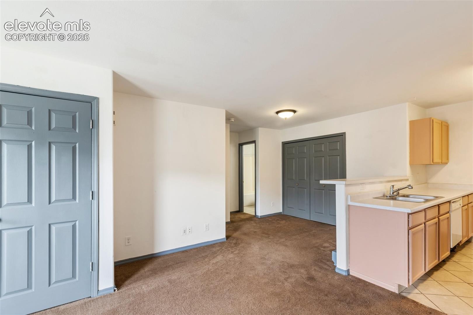Listing photo 4 for 120 WHALEN Avenue 25 BLDG 1