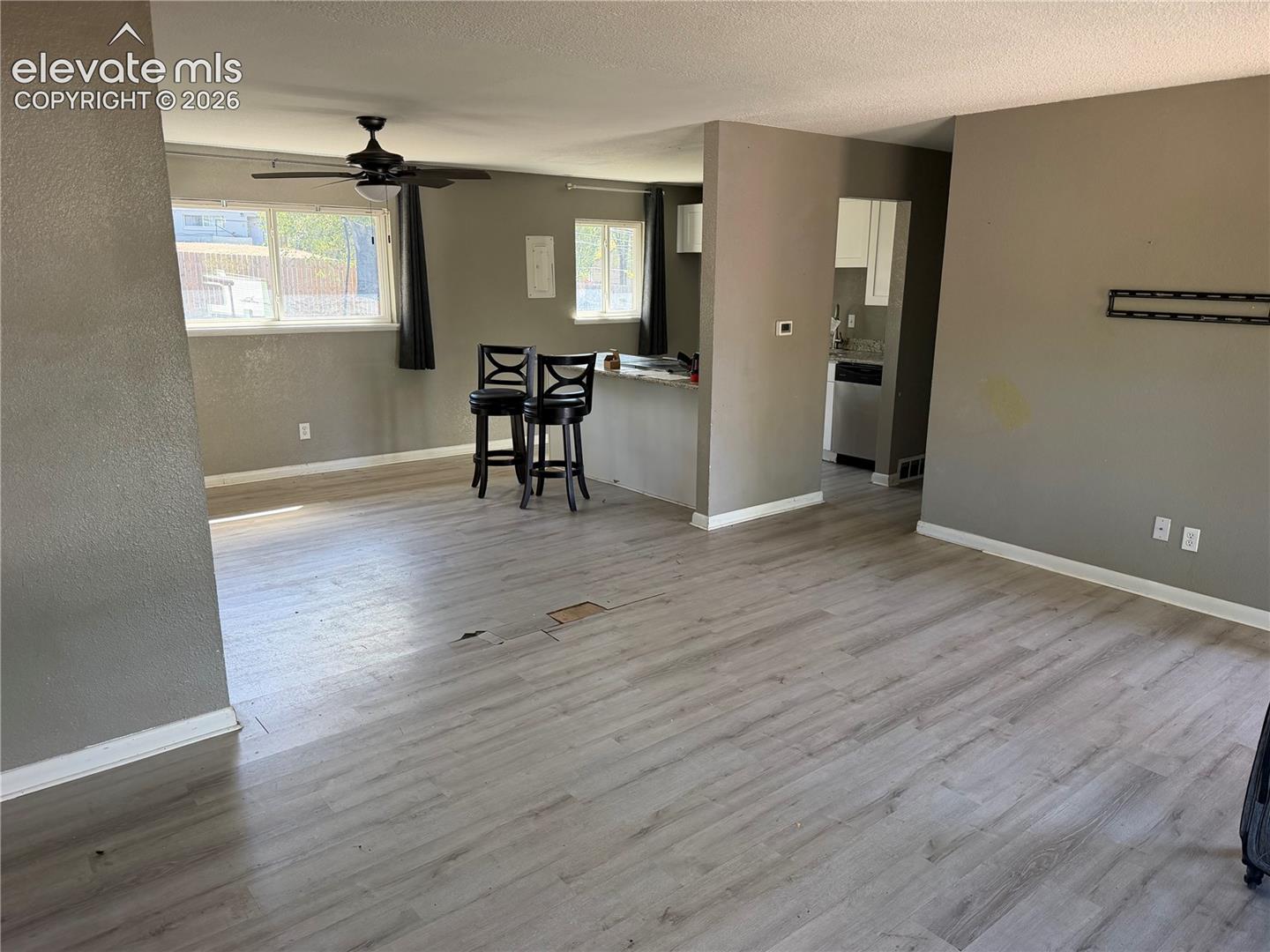 1227 Royale Drive, photo 2