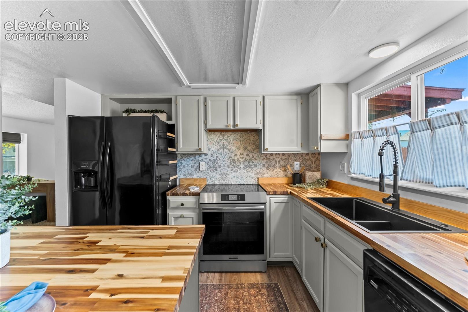 Listing photo 15 for 5870 Pemberton Way