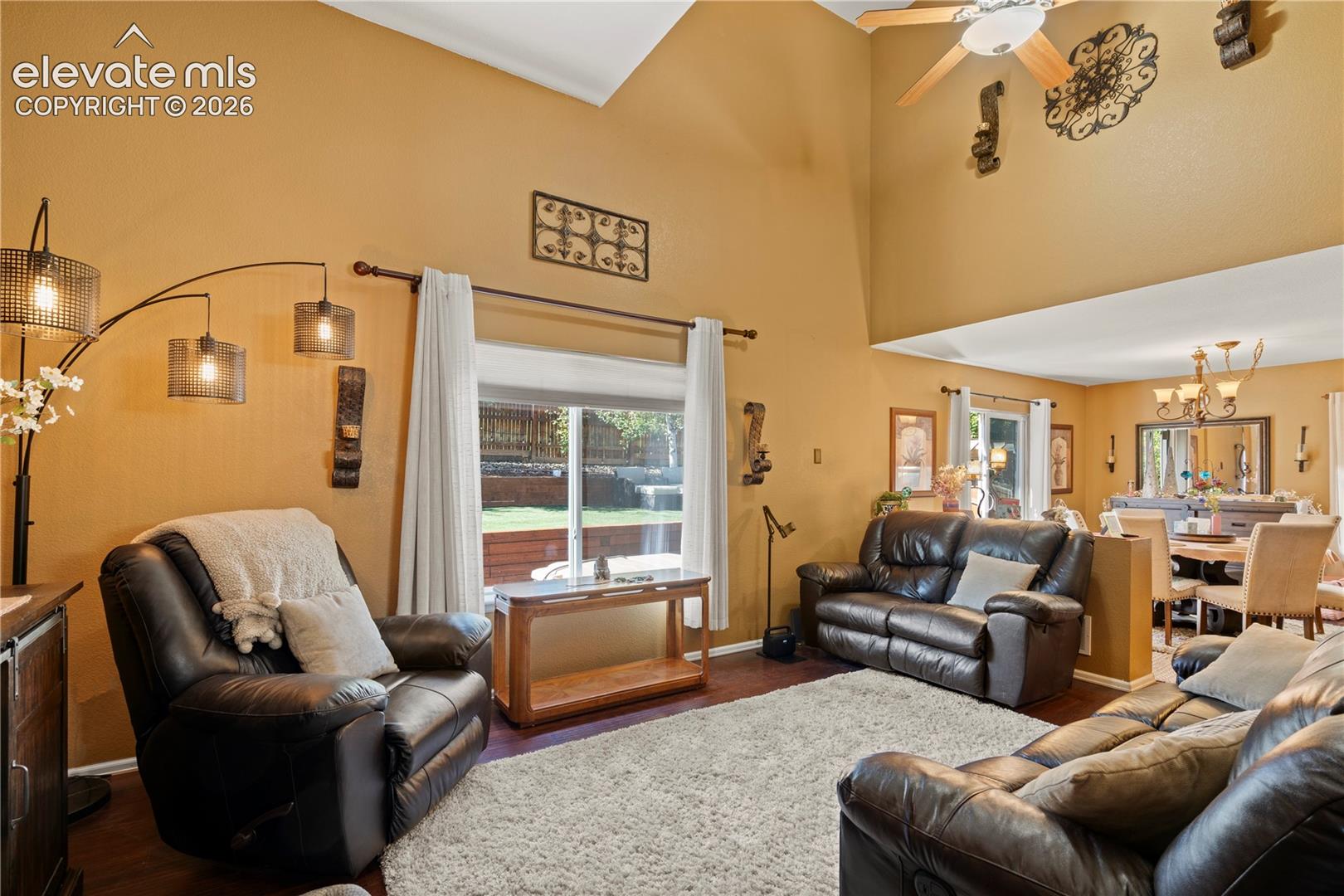Listing photo 4 for 8234 Meadowcrest Drive