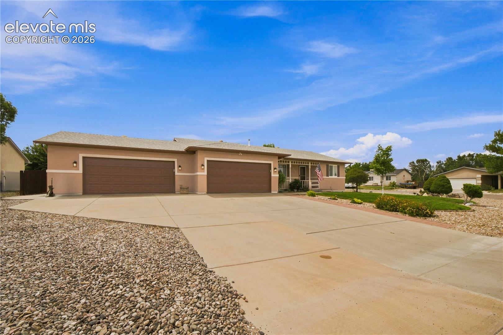 Listing photo 4 for 635 E Inca Court