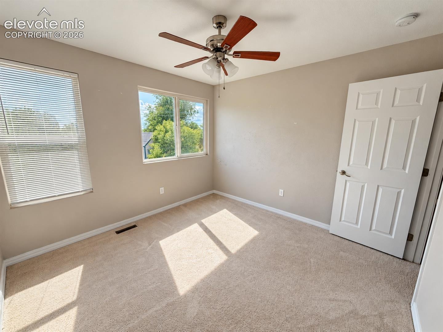 Listing photo 18 for 320 E Ohio Avenue