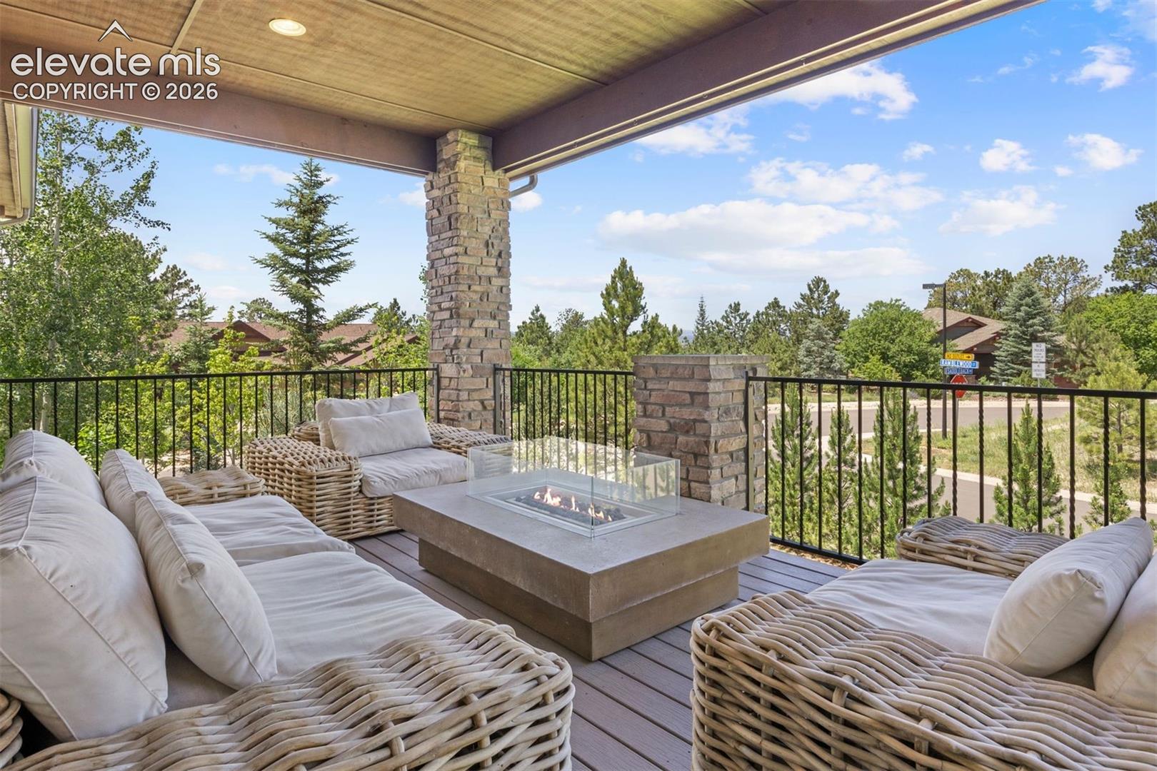Listing photo 8 for 2151 Saddleback Drive