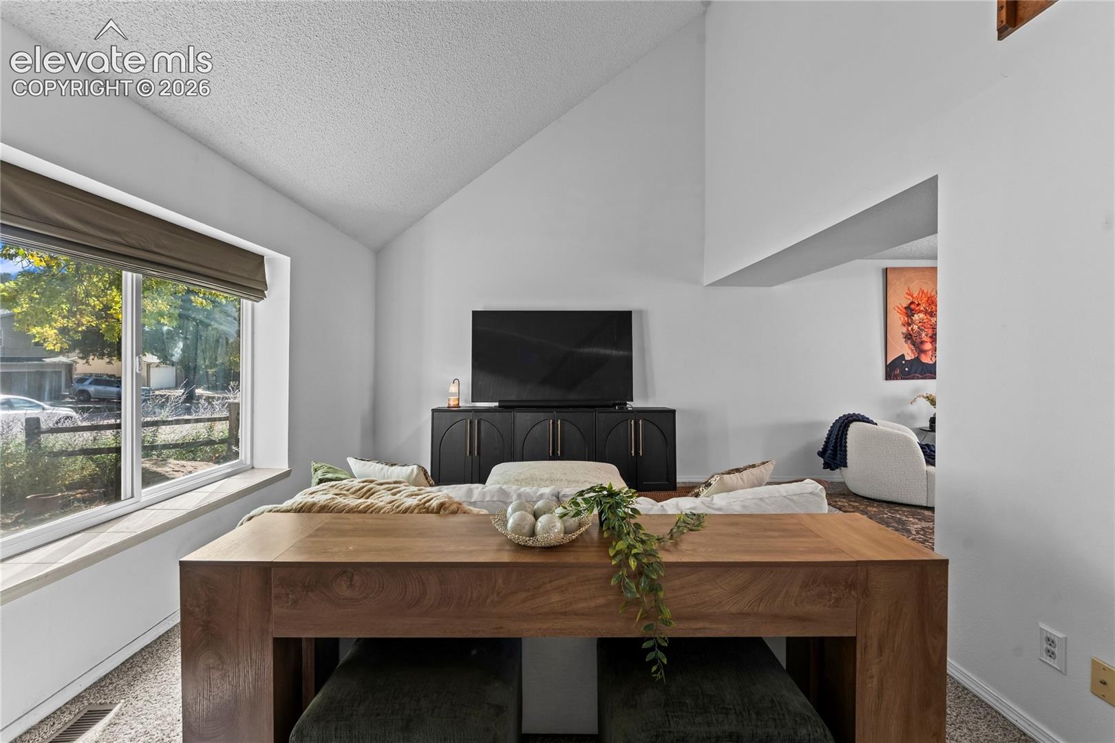 Listing photo 5 for 5870 Pemberton Way
