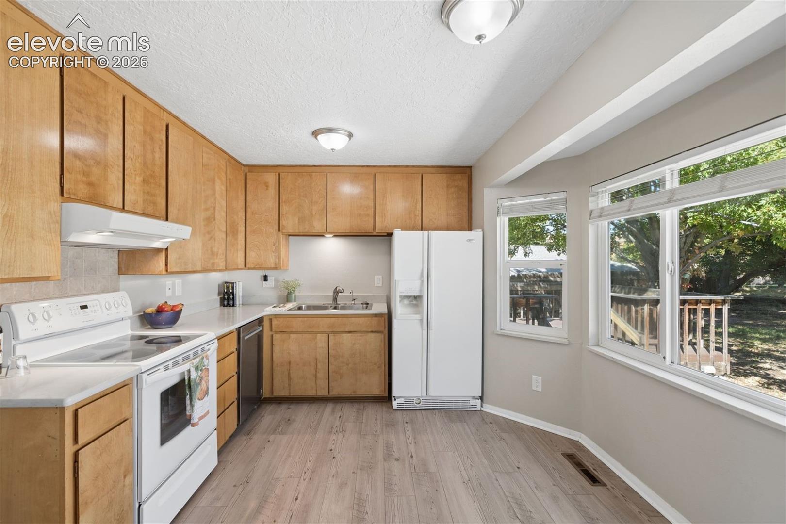 Listing photo 5 for 408 Elmwood Drive