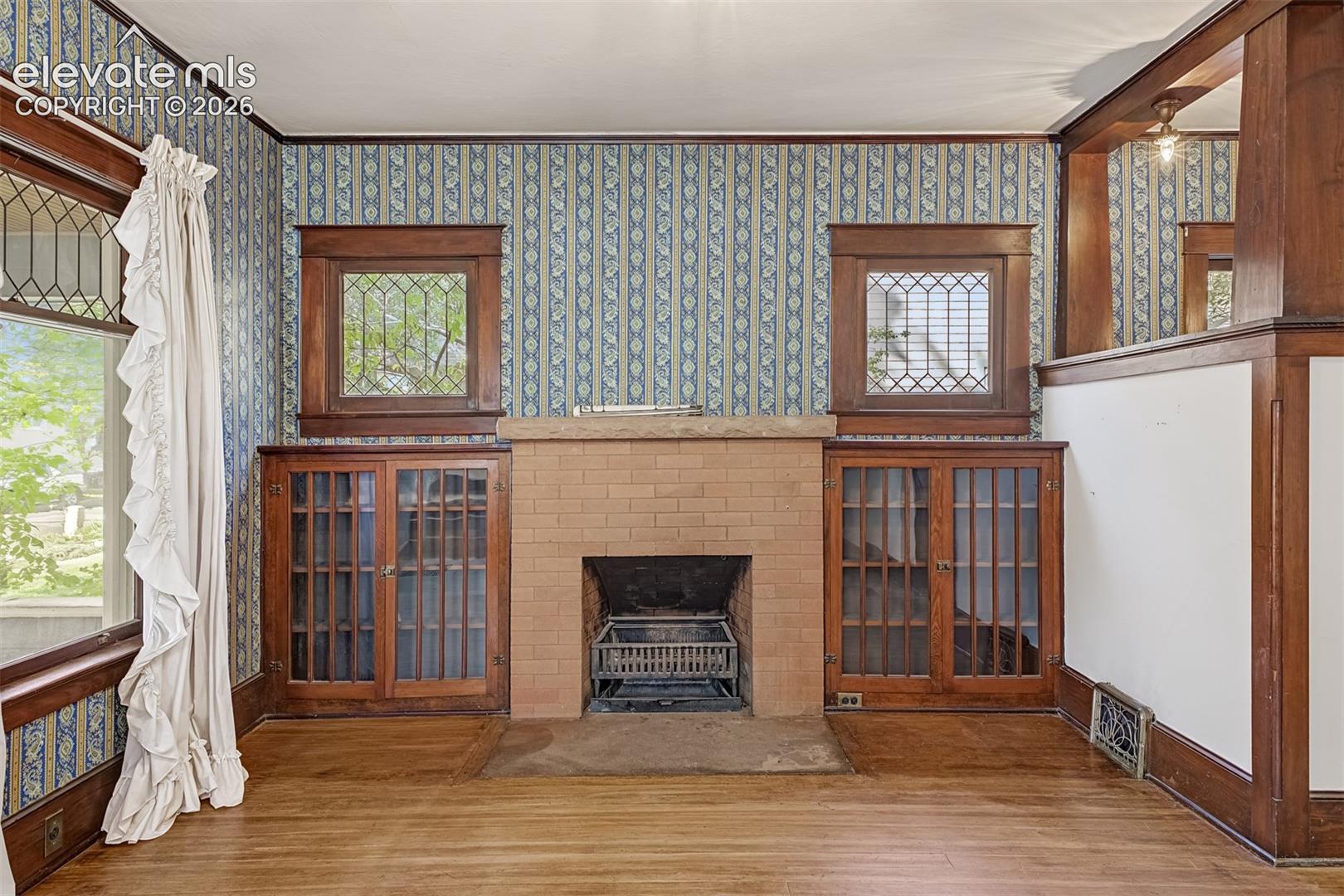 Listing photo 3 for 116 E Columbia Street
