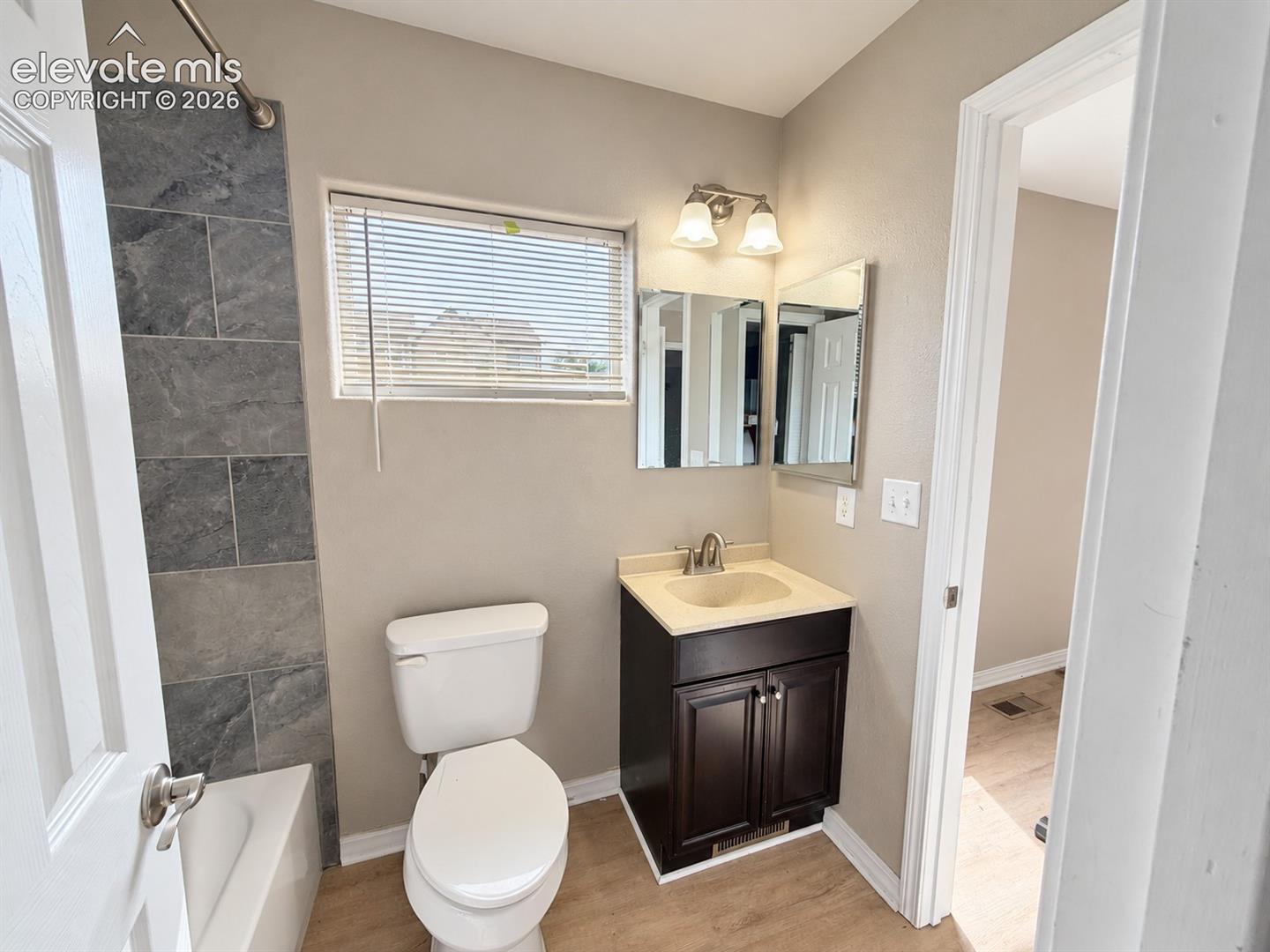 Listing photo 12 for 320 E Ohio Avenue