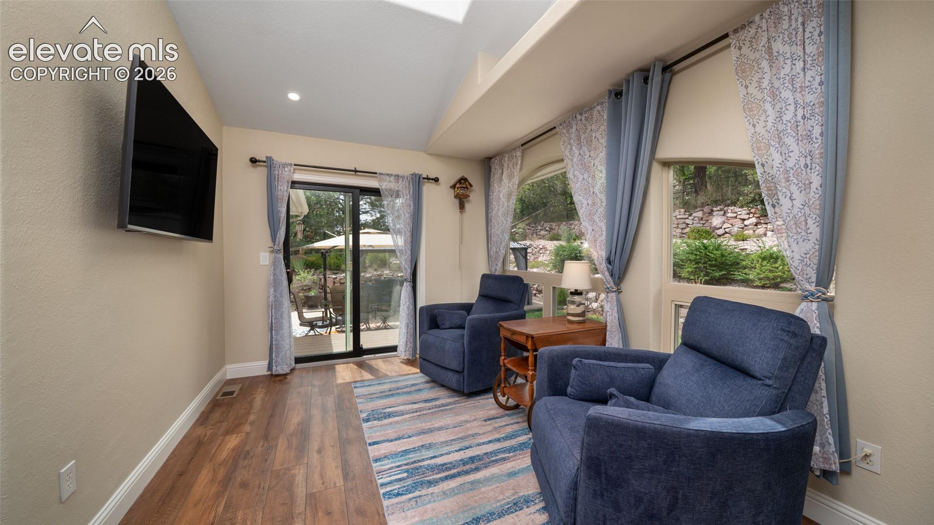 Listing photo 12 for 40 Wuthering Heights Drive