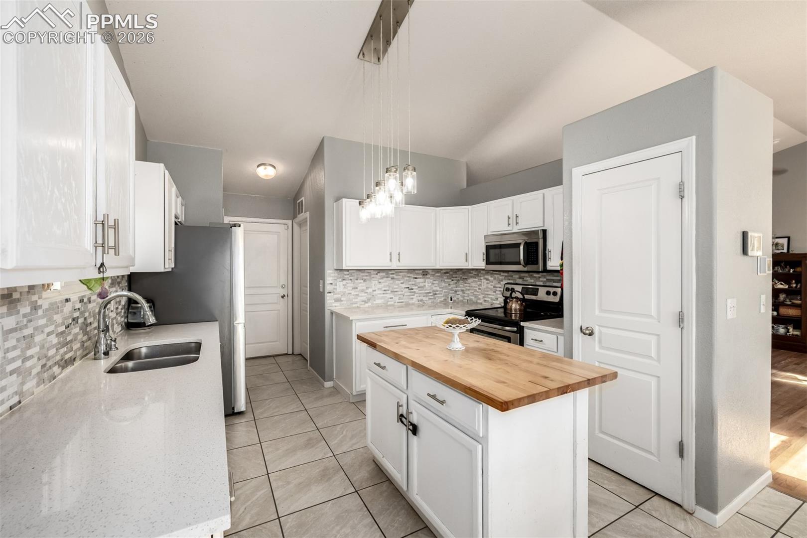 Listing photo 10 for 830 Winebrook Way