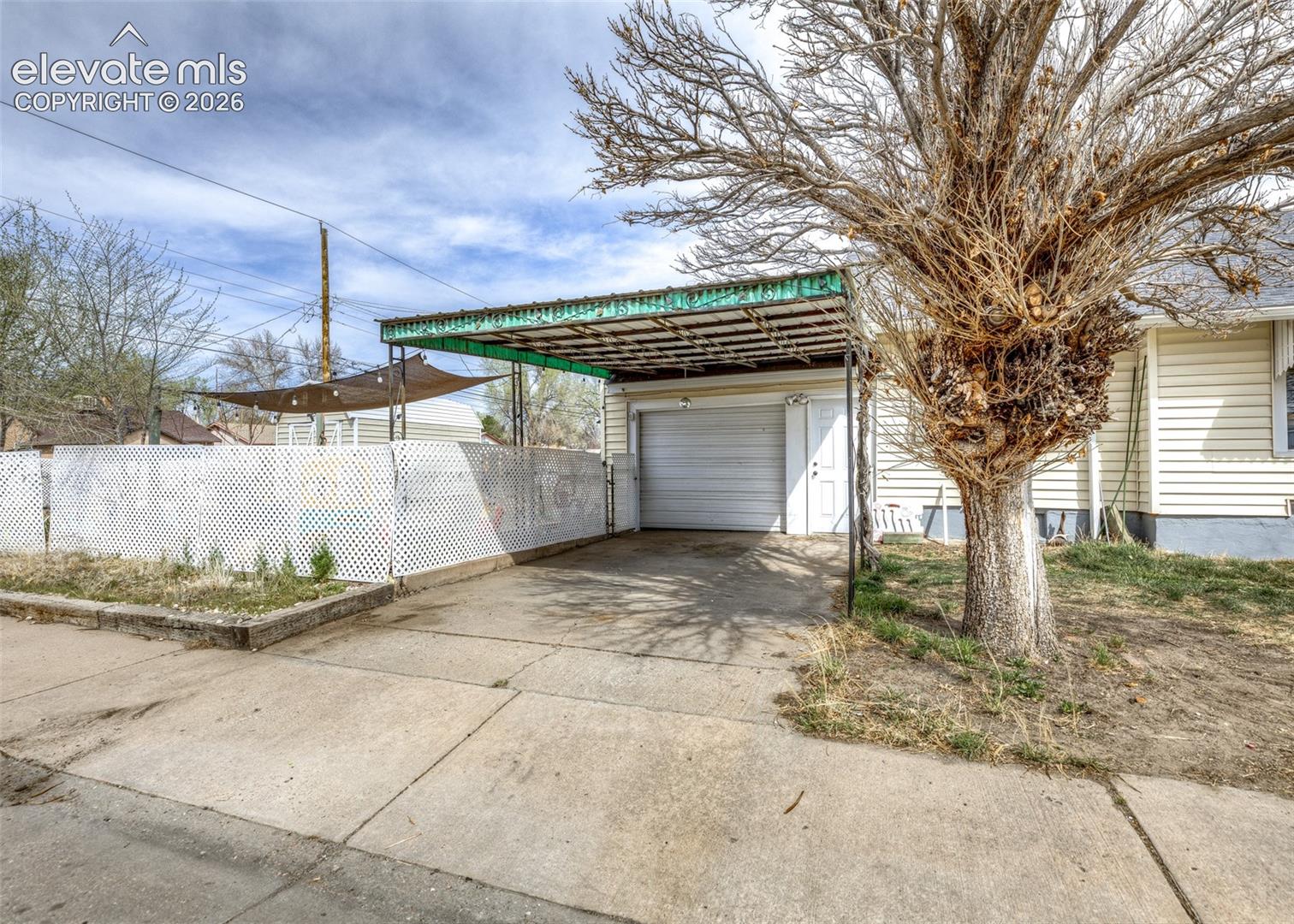 Listing photo 3 for 2035 Pine Street