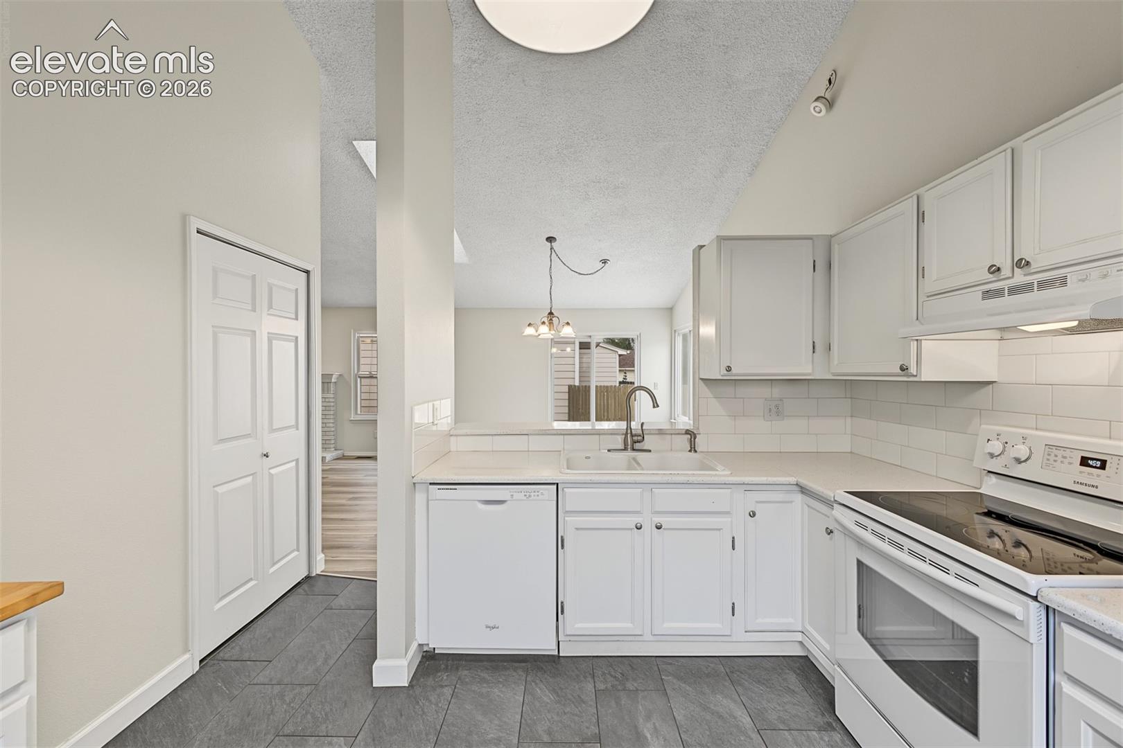 Listing photo 11 for 8430 Sassafras Drive