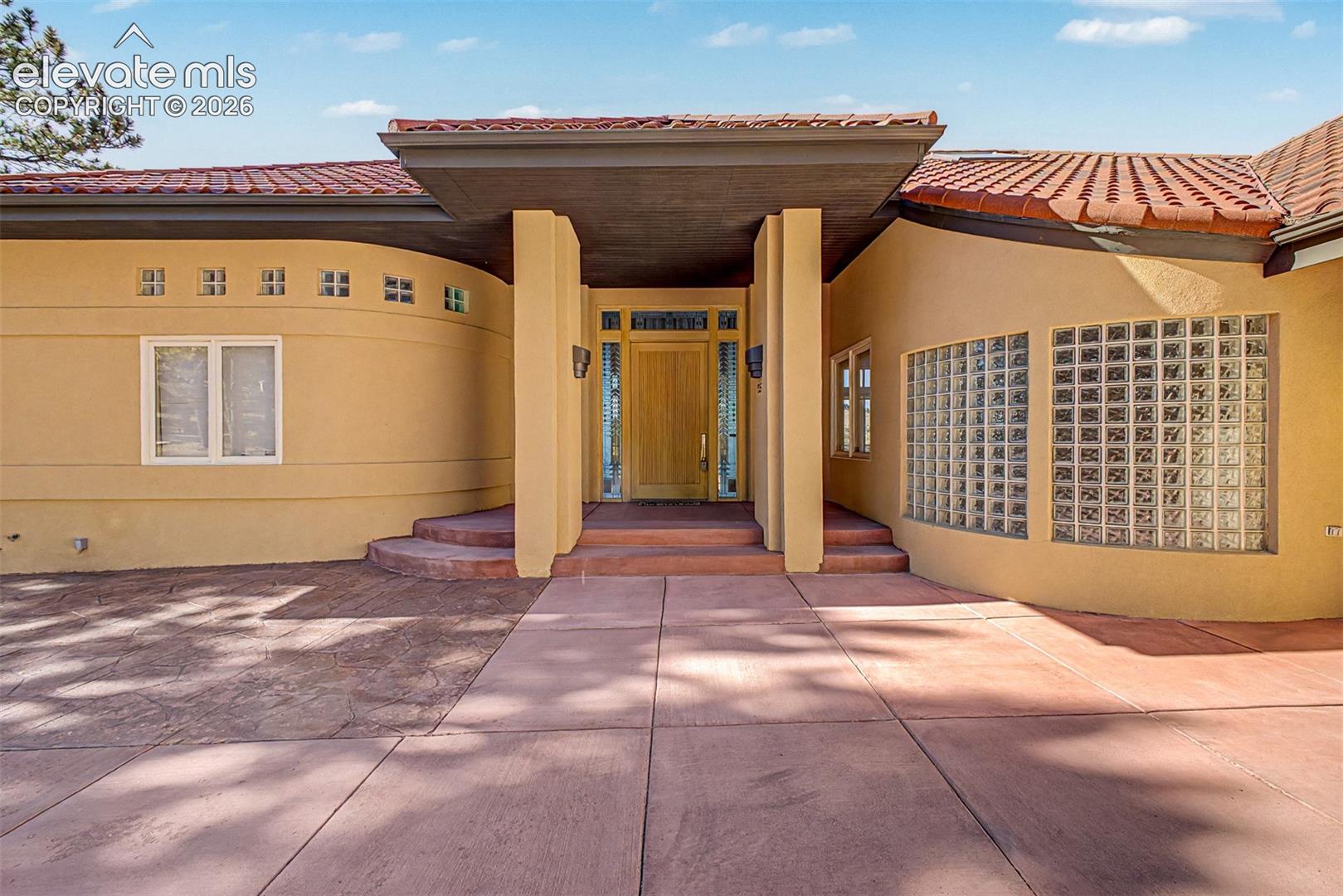 Listing photo 2 for 935 Castle Ridge Road