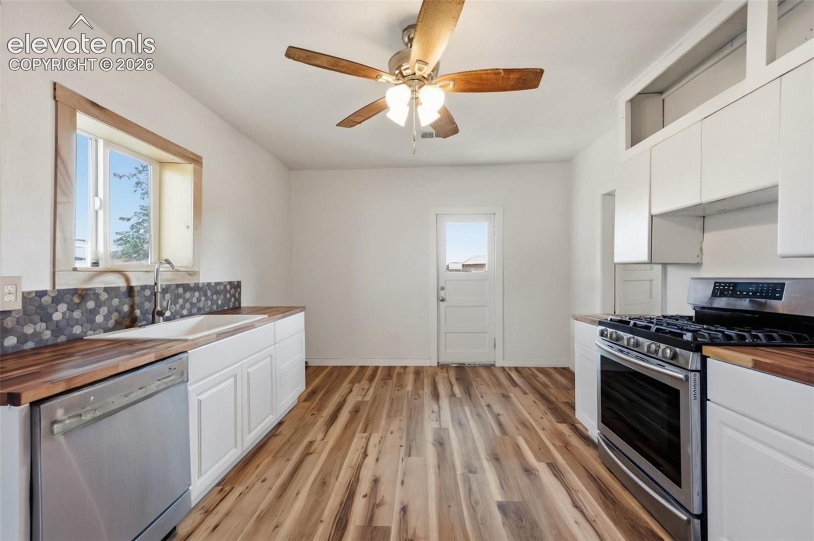Listing photo 7 for 35270 Ford Road