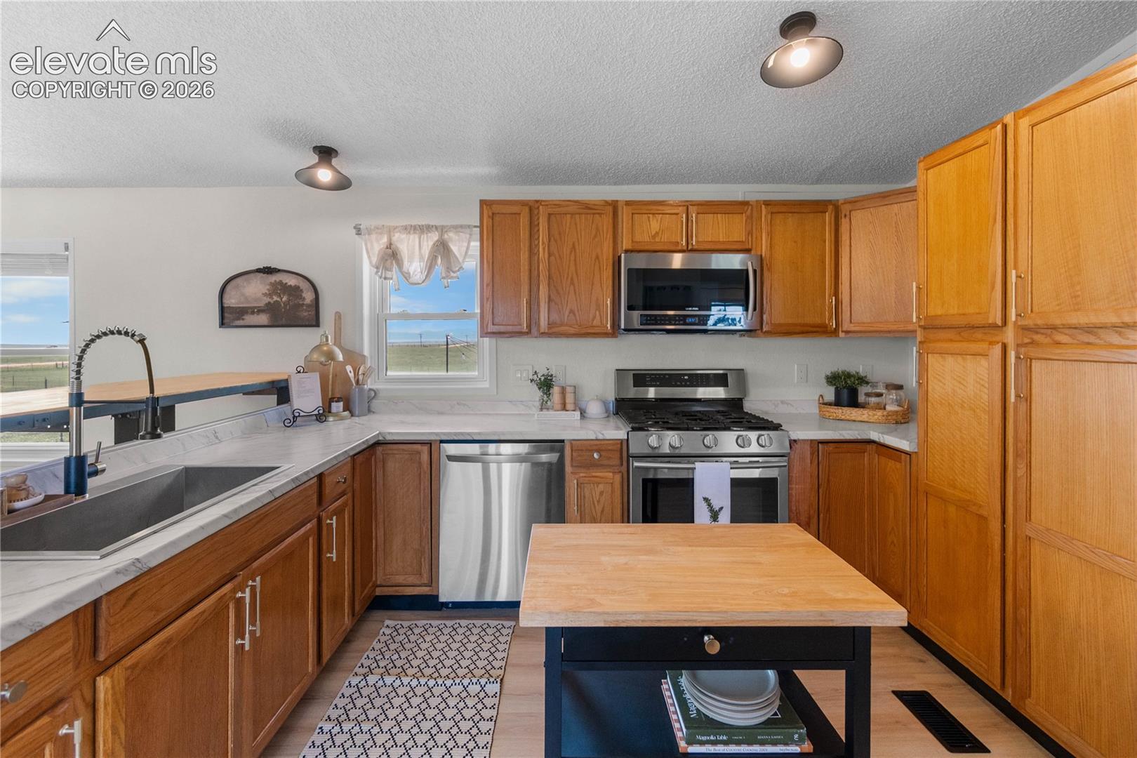 Listing photo 2 for 29950 Big Springs Road