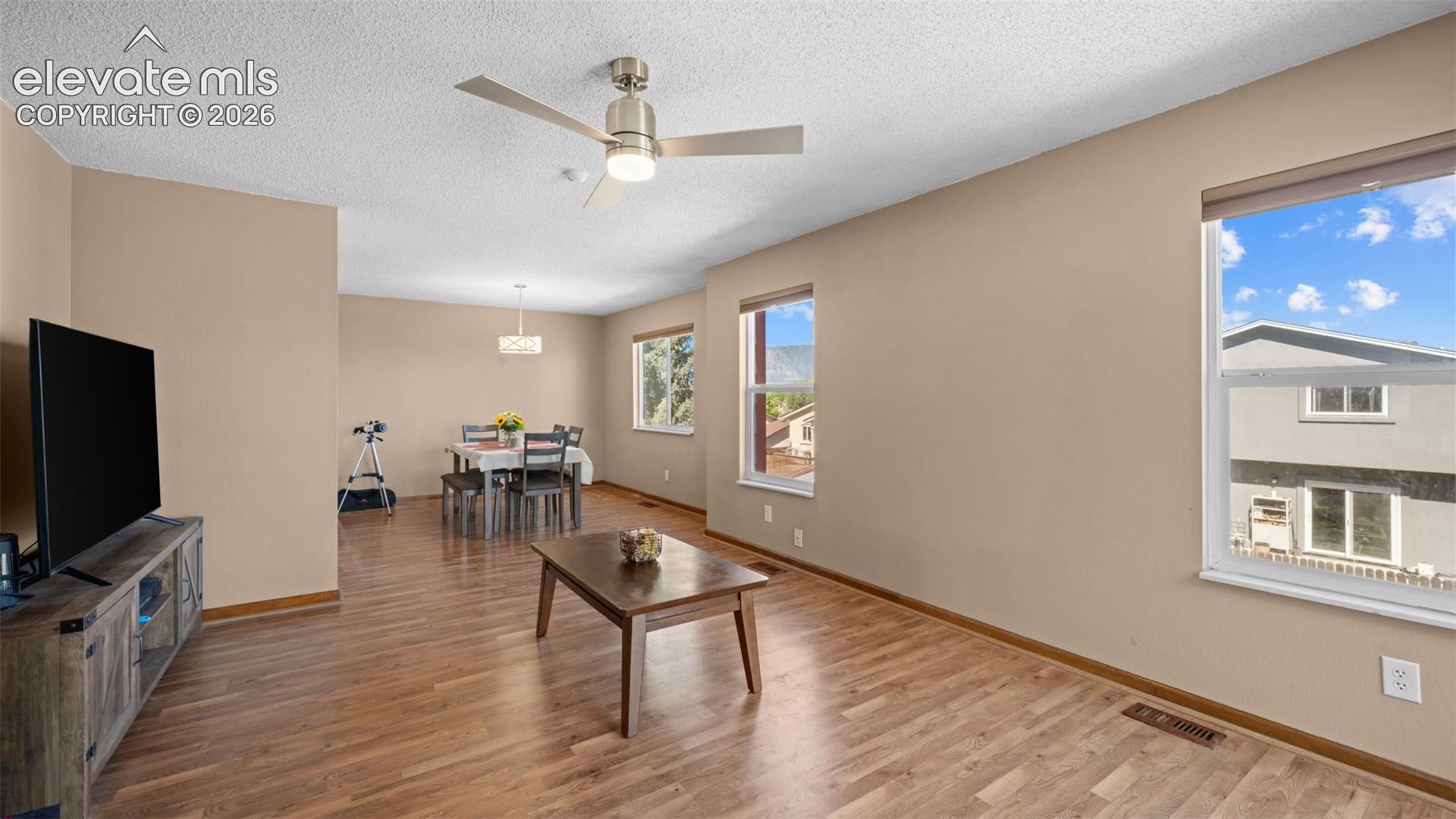 Listing photo 4 for 1180 Goodview Court