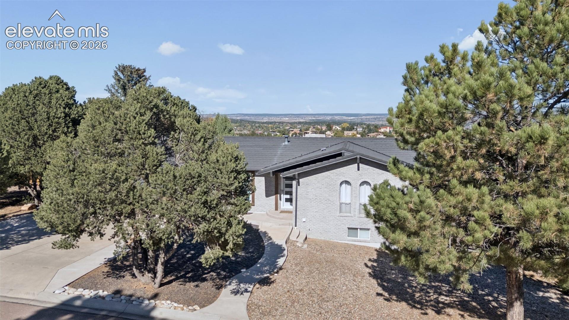 Listing photo 3 for 810 Point of the Pines Drive