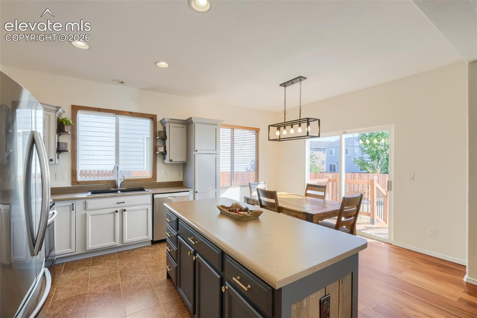 Listing photo 5 for 10149 Angeles Road