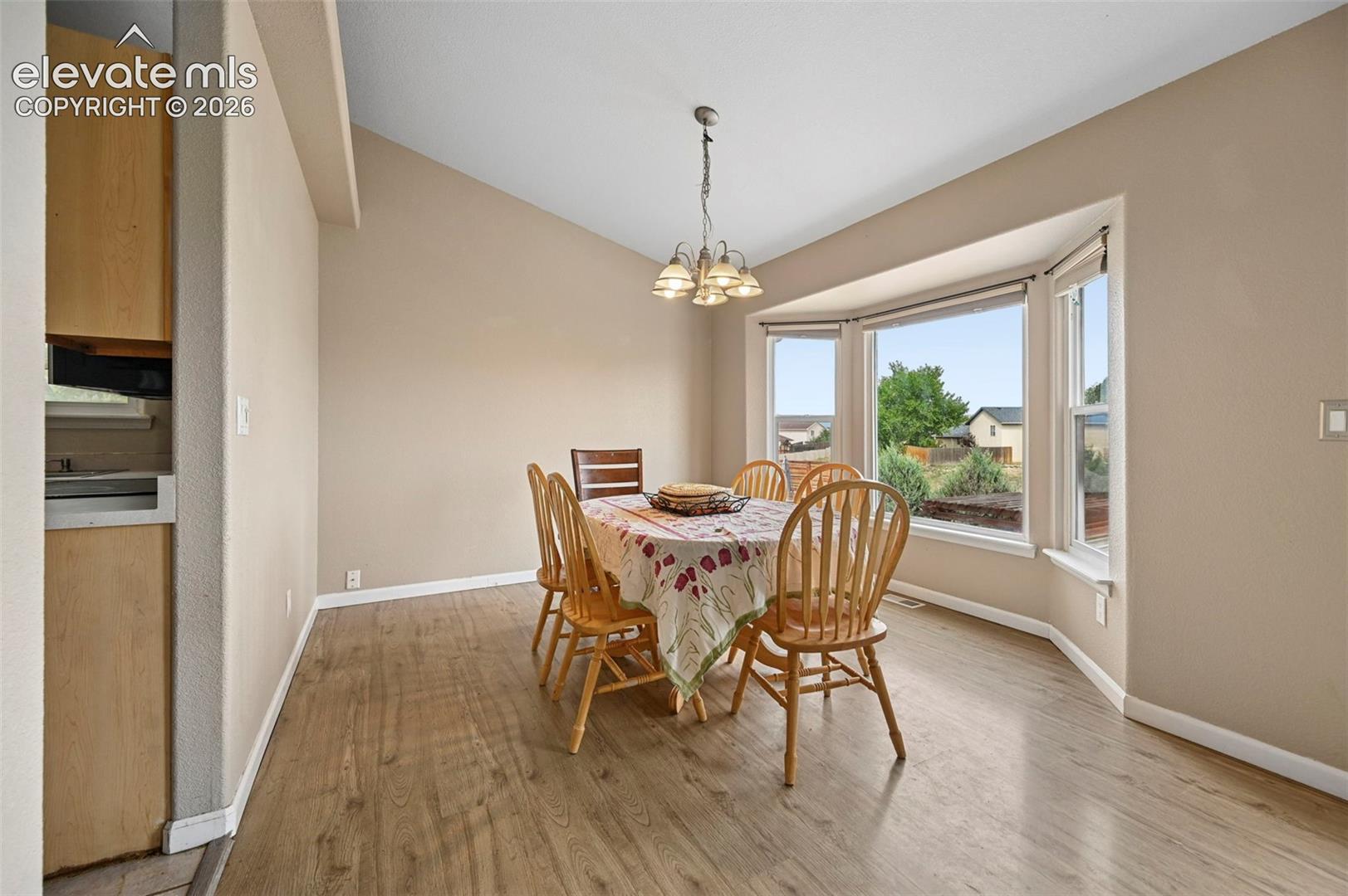 Listing photo 3 for 979 S Alexis Lane