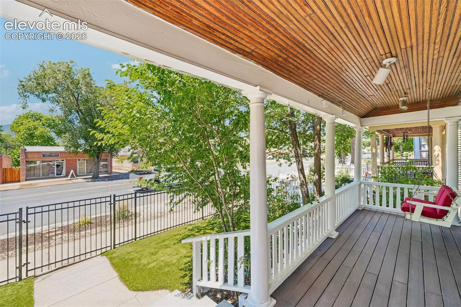Listing photo 6 for 2118 W Colorado Avenue