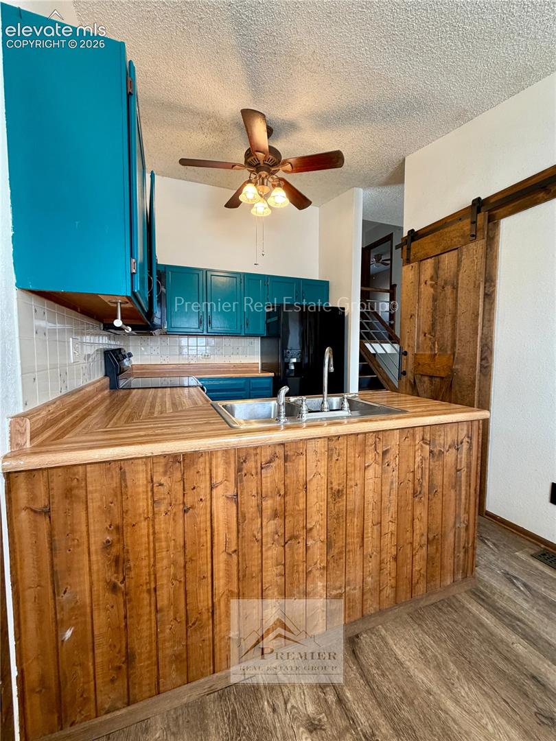 1055 Table Top Terrace, photo 8