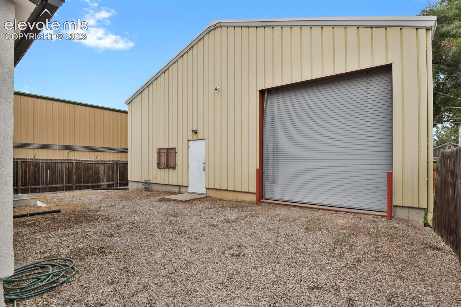 Listing photo 2 for 2614 Gunnison Street