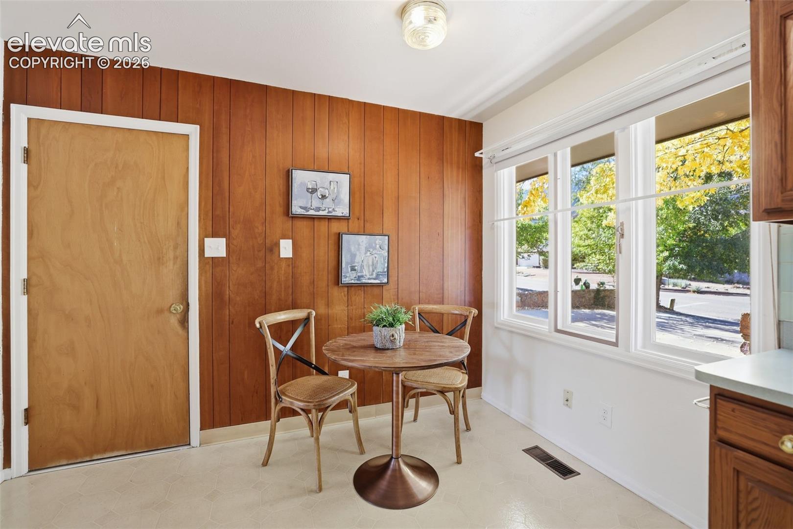 Listing photo 12 for 223 Crystal Hills Boulevard