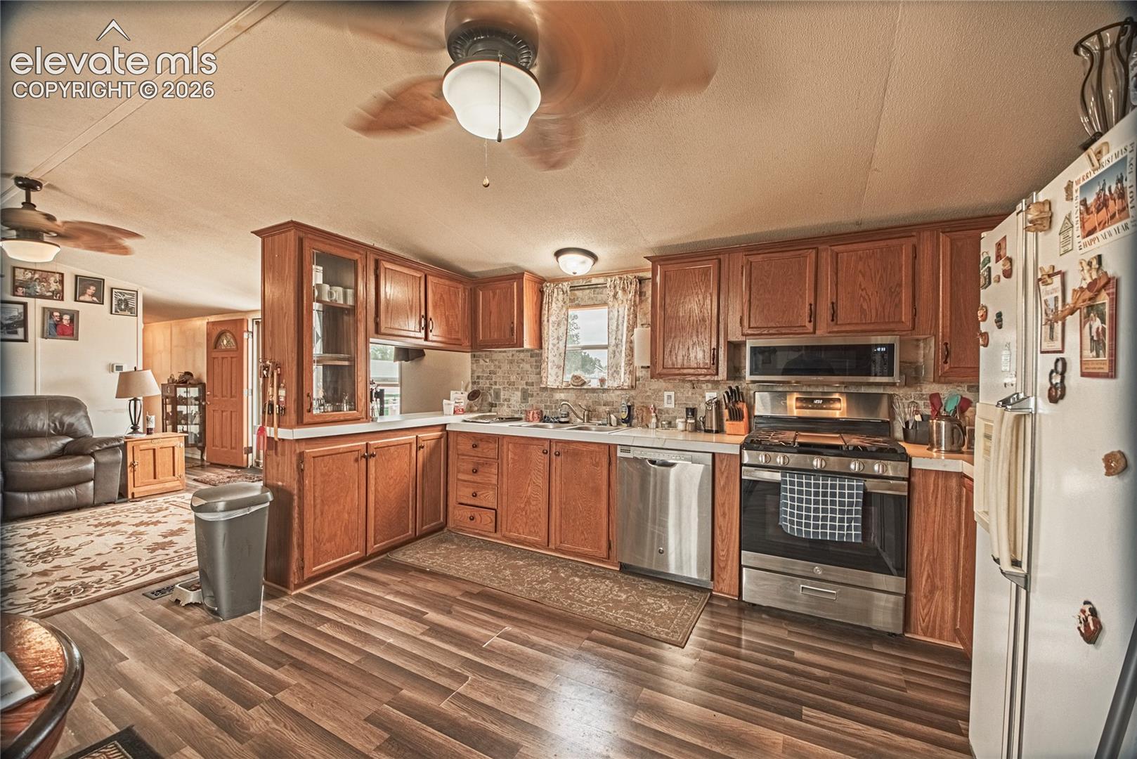 Listing photo 8 for 23735 Fleet Street
