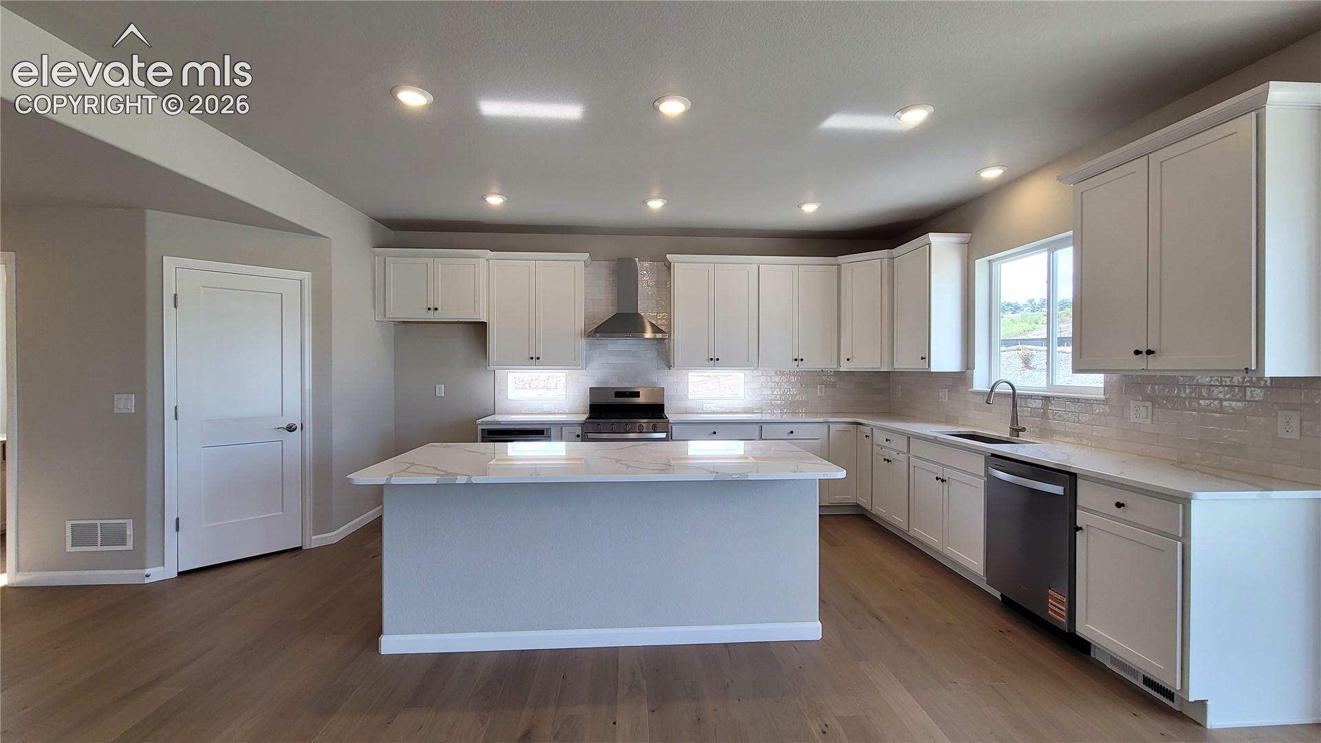 Listing photo 6 for 10651 Wolf Lake Drive