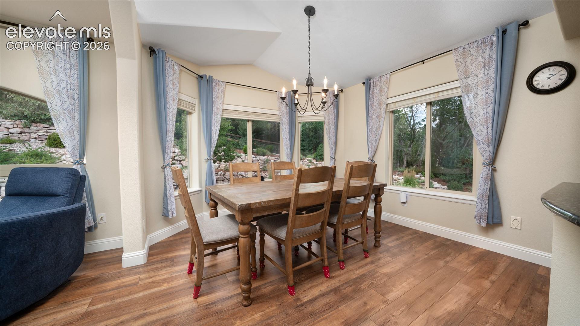 Listing photo 11 for 40 Wuthering Heights Drive