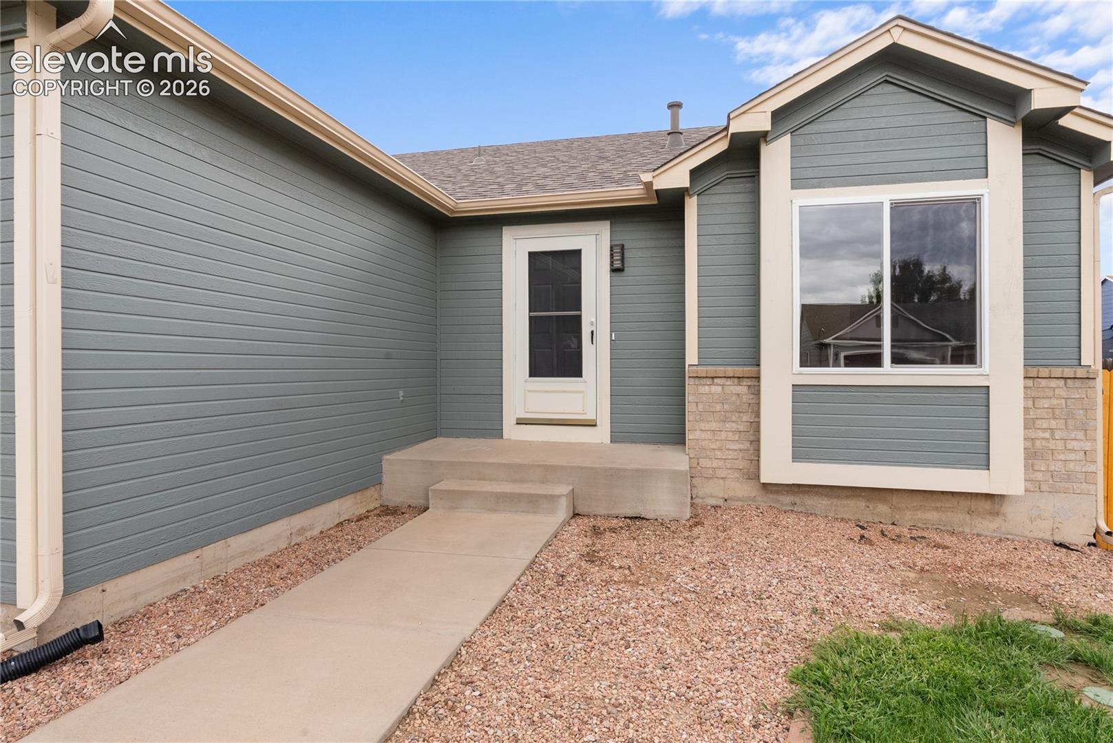 Listing photo 3 for 890 N Candlestar Loop