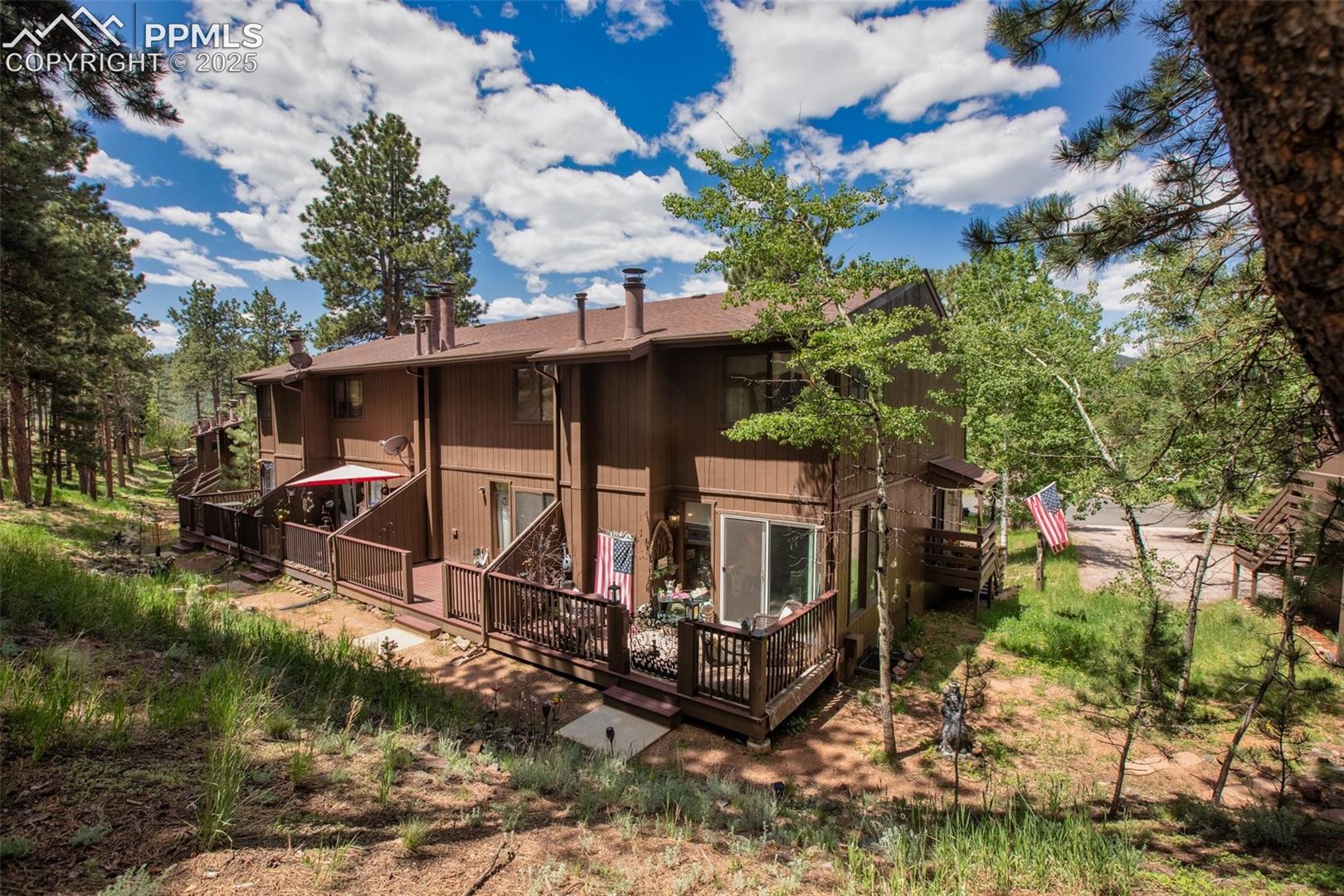 Listing photo 4 for 560 Manor Court A