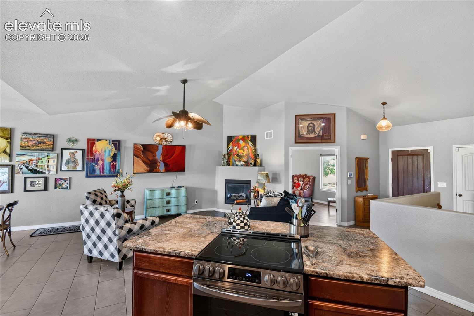 Listing photo 10 for 1615 28th Lane