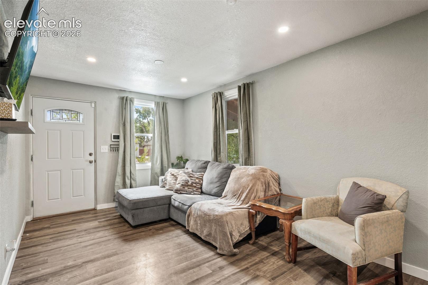 Listing photo 2 for 1726 E Evans Avenue