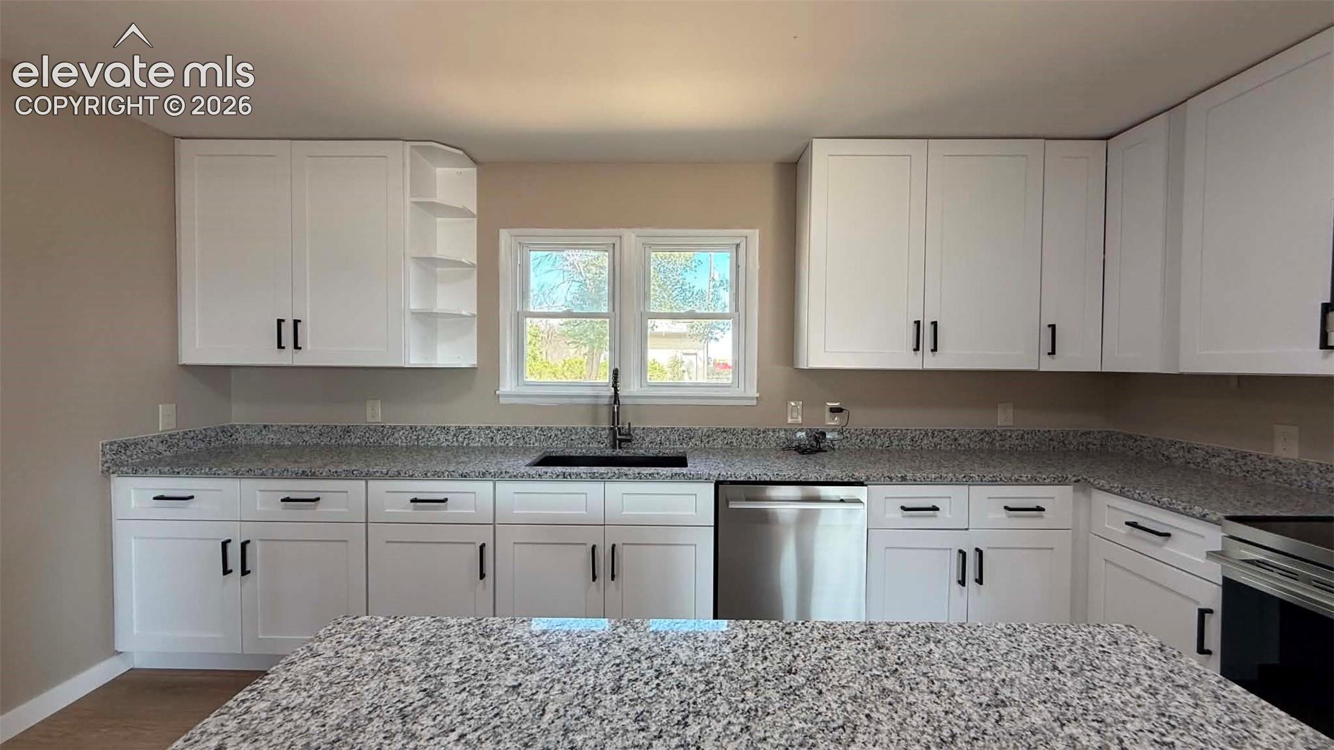 Listing photo 5 for 408 W Beatty Avenue