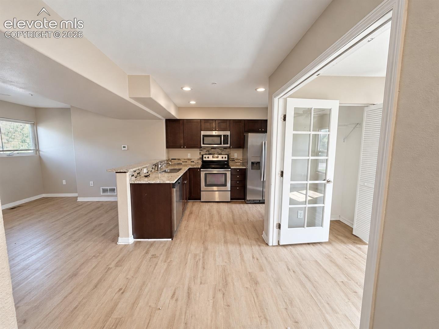 Listing photo 3 for 320 E Ohio Avenue
