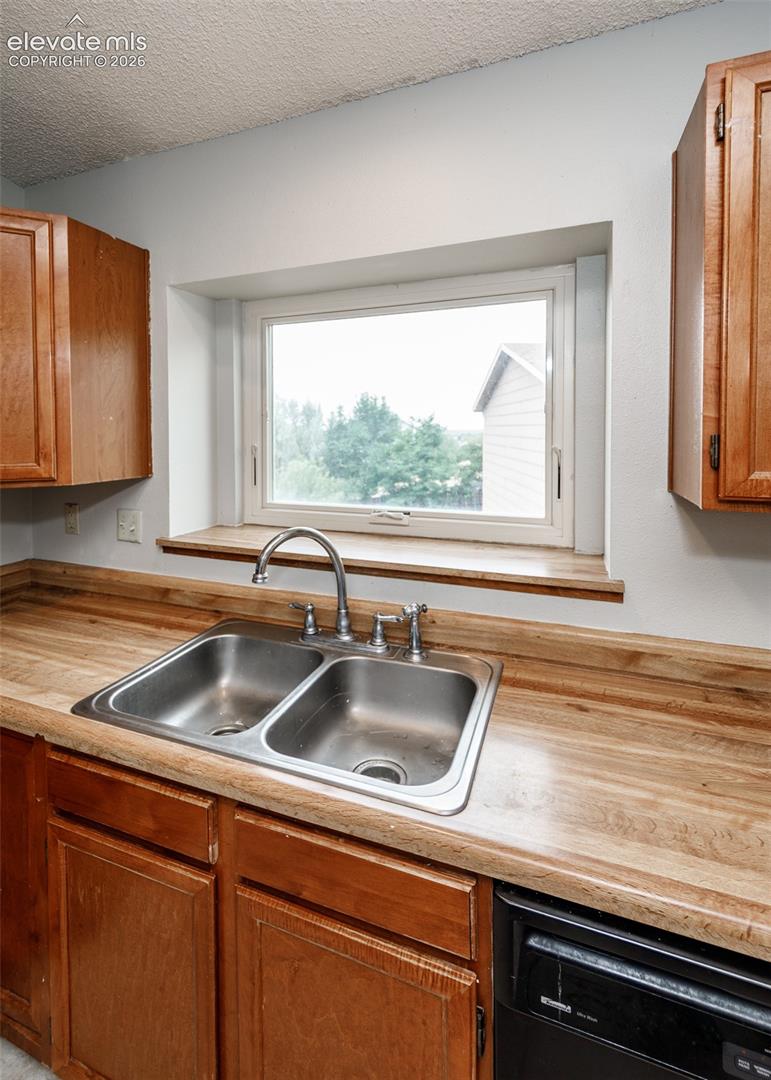 Listing photo 14 for 604 Fountain Mesa Road