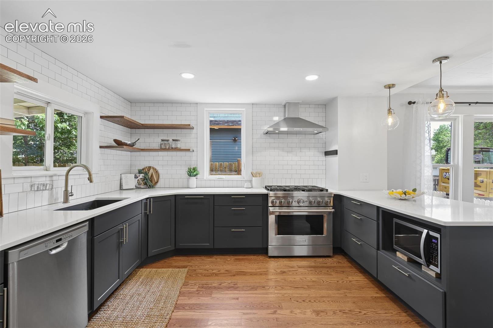 Listing photo 16 for 1812 W Pikes Peak Avenue