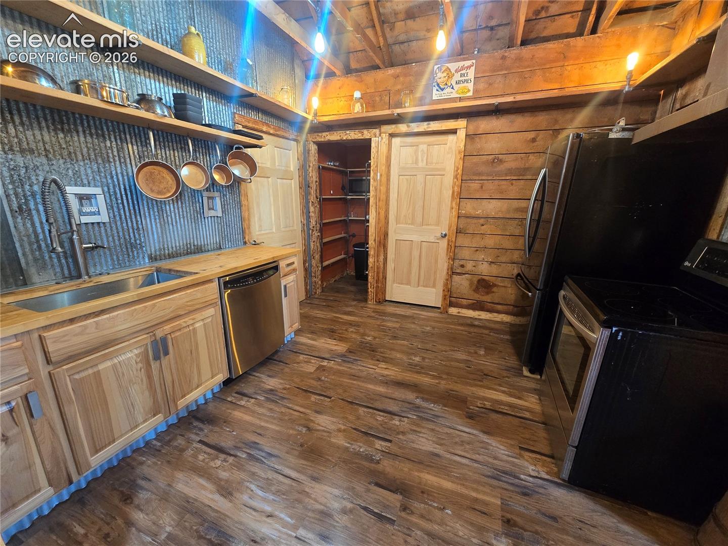 Listing photo 3 for 207 W Eaton Avenue