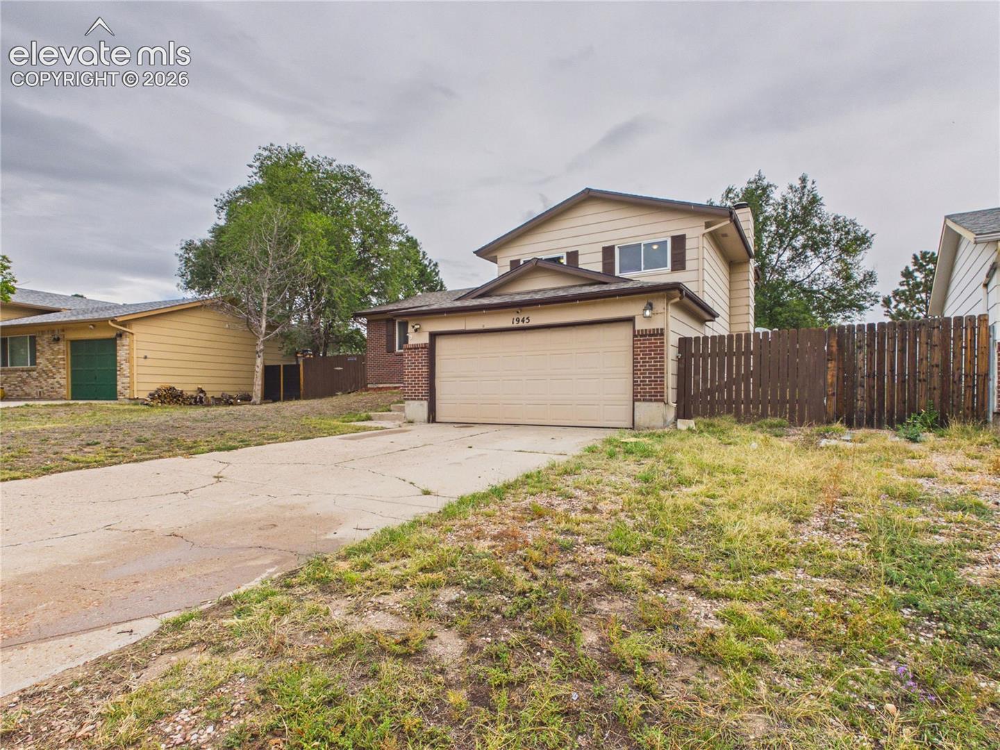 Listing photo 3 for 1945 Mineola Street