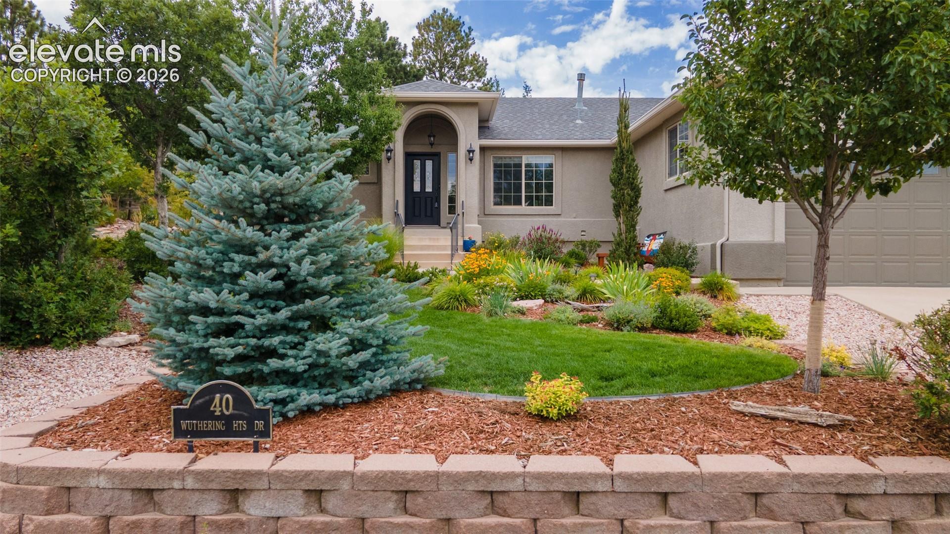 Listing photo 3 for 40 Wuthering Heights Drive