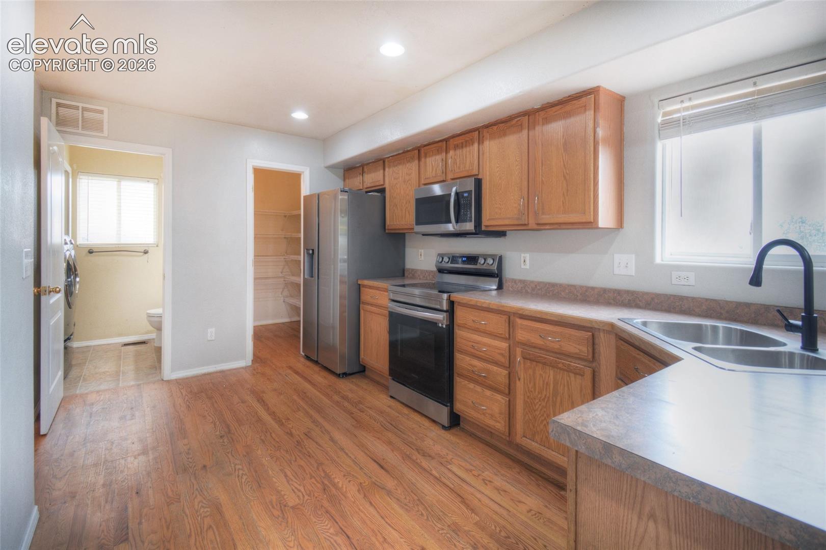 Listing photo 8 for 1042 Cailin Way