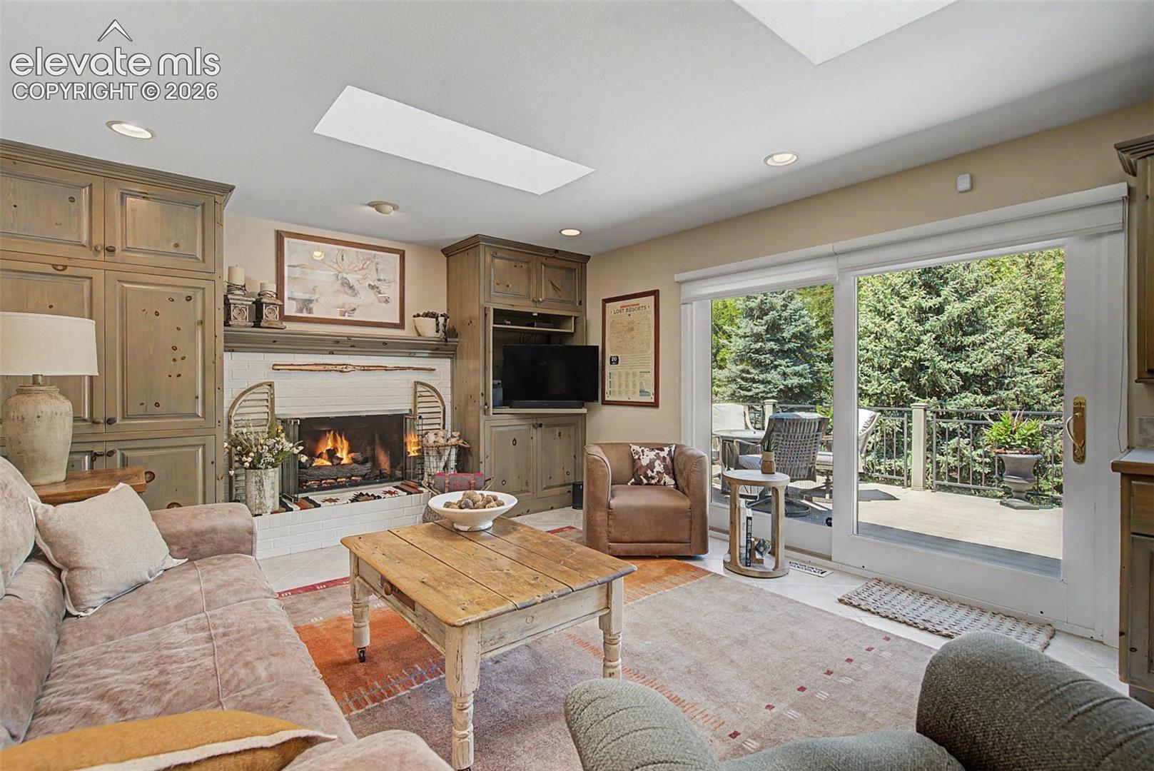 Listing photo 18 for 216 W Cheyenne Mountain Boulevard