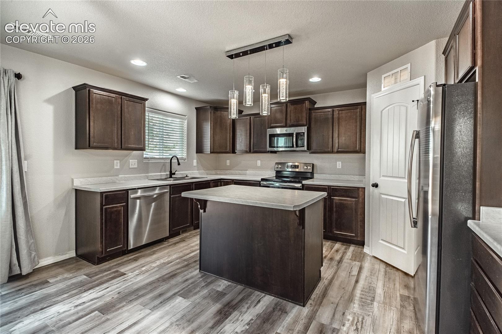 Listing photo 5 for 7714 Cruzer Heights