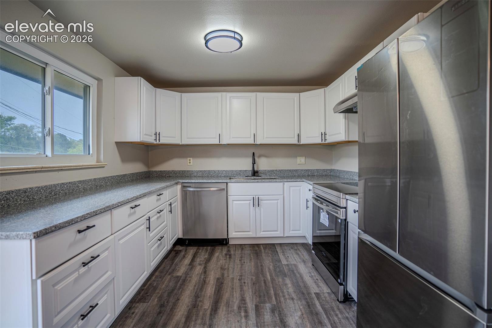 Listing photo 8 for 1301 N Murray Boulevard