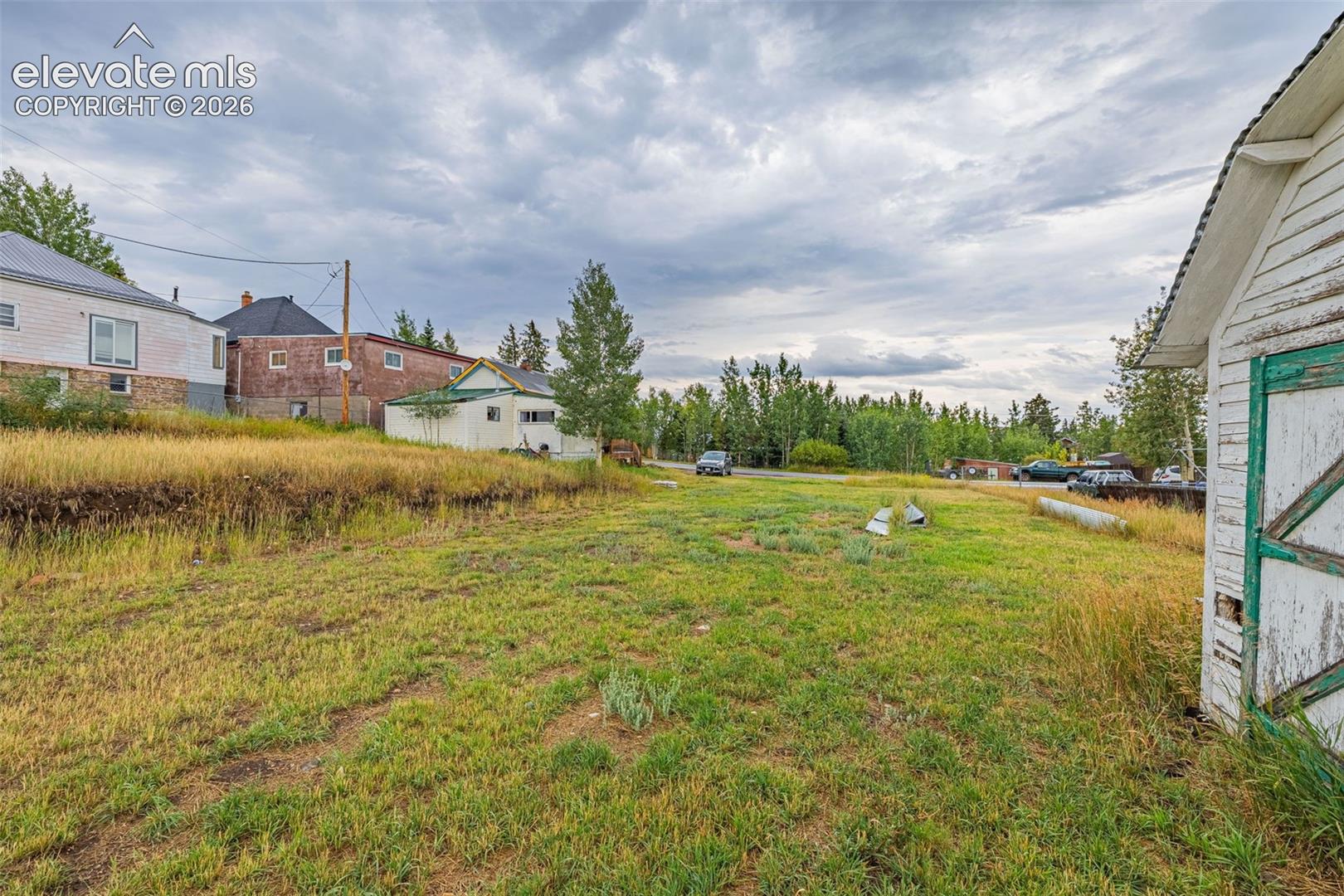 Listing photo 14 for 207 W Eaton Avenue
