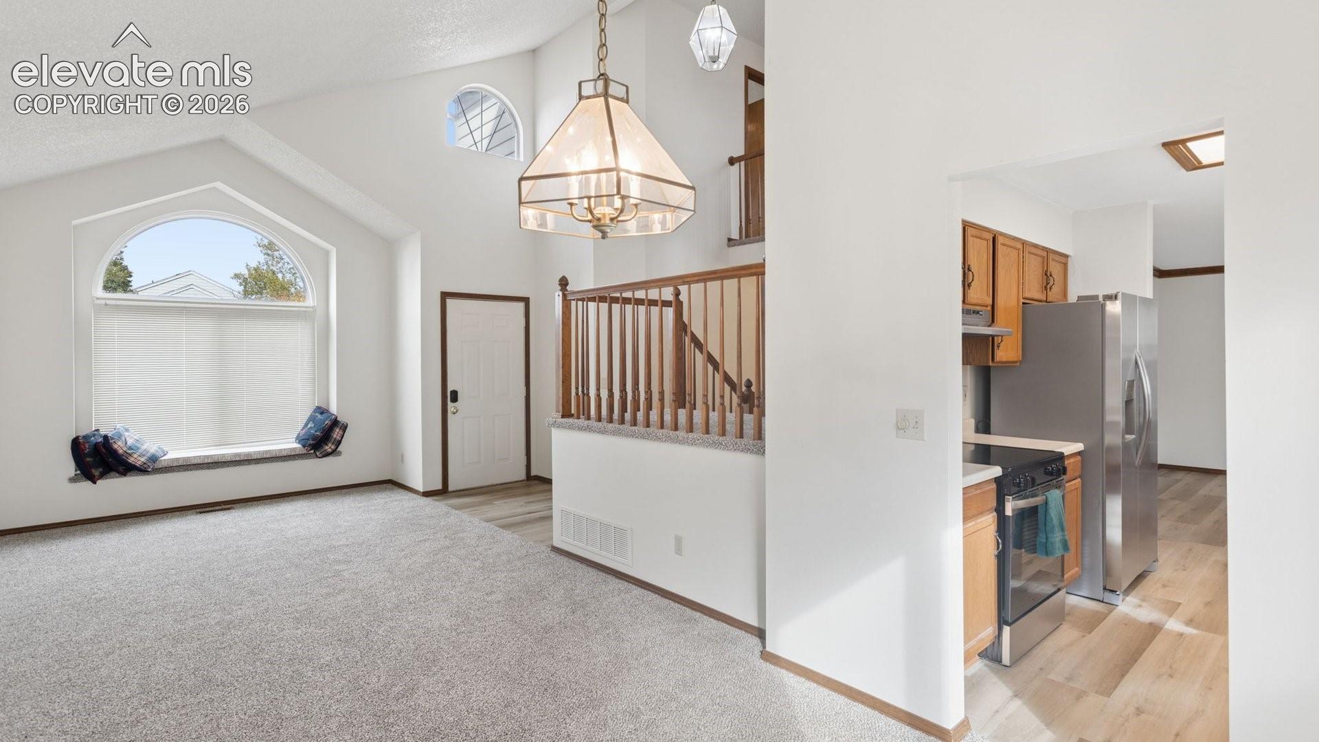 Listing photo 5 for 8335 Ilex Drive